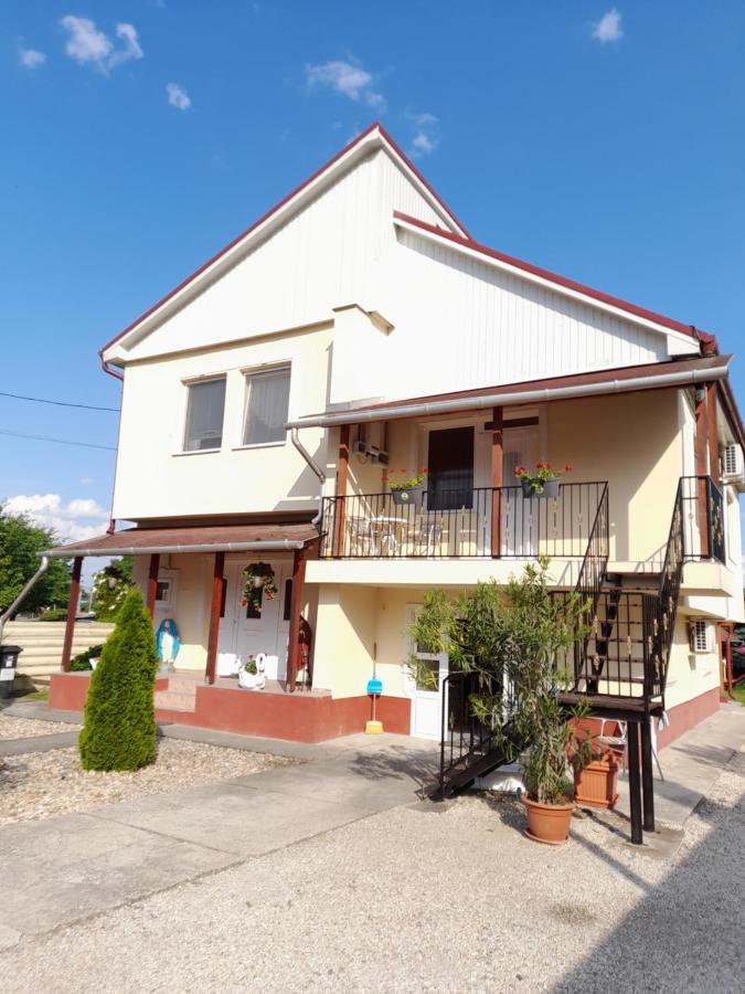 Apartament Napsugar Vendeghaz Tiszaújváros Zewnętrze zdjęcie